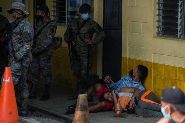 Guatemalan soldiers and police detain the caravan of Honduran migrants asking them to return to their country and enter the border regularly in Poptun, Guatemala, 02 October 2020. Honduran migrants walk through Poptún towards the El Ceibo border with Mexico before being detained by Guatemalan soldiers and police who have detained the caravan of Honduran migrants seeking to reach the United States, a couple of thousand Hondurans continue to walk through Guatemala seeking to cross into Mexico and continue to the United States. EFE Esteban Biba Honduran migrants continue their journey to cross to the border !ACHTUNG: NUR REDAKTIONELLE NUTZUNG!  Copyright: xEstebanxBibax AME8943 20201003-637372875811051809