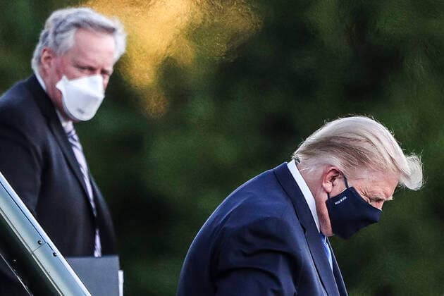 U.S. President Donald Trump exits Marine One as White House Chief of Staff Mark Meadows, left, looks, while arriving to Walter Reed National Military Medical Center in Bethesda, Maryland, U.S., on Friday, Oct. 2, 2020. Trump will be treated for Covid-19 after being in isolation at the White House since his diagnosis, which he announced after one of his closest aides had tested positive for coronavirus infection. Copyright: xOliverxContreras xPoolxviaxCNPx MediaPunchx