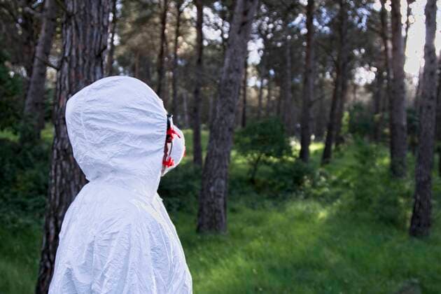 IMAGO Creative: Lokalhelden - Gesundheits- und Rettungskräfte Person with a safety suit in a forest area. Ayegui, Navarre, Spain, Europe. SPAIN Copyright: xMikelxBilbaox M-20-27-008