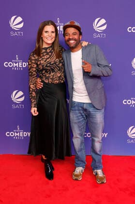 Simon Pearce mit Ehefrau Lisa bei der Verleihung des 24. Deutschen Comedypreises 2020 in Brainpool TV Studio Köln-Mülheim. Köln, 02.10.2020