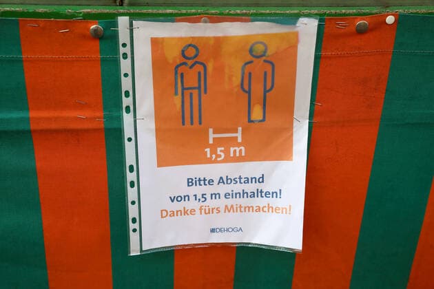 Bitte Abstand von 1,5 m einhalten! - DEHOGA - Danke fürs Mitmachen! - DEHOGA - Corona - Verbreitung des Coronavirus - Corona Infektion - Coronakrise - Maskenpflicht - COVID-19 - SARS-CoV-2 - Corona-Krise - Corona-Pandemie - Virus - Viren - Coronaeinschränkungen - Angst vor dem Coronavirus - Schutz vor dem Coronavirus - Sichtbare Corona-Maßnahme - Frankfurt am Main, Deutschland, DEU, GER, 19.08.2020 - Frankfurt-Bornheim Ostend: Strenge Coronaregeln auf dem Wochenmarkt in der Berger Straße. Der Bauernmarkt findet zweimal wöchentlich im Freien mit Lebensmitteln, Imbissen und Kunst statt.