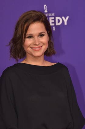 Schauspielerin Cristina do Rego kommt zur Verleihung des Deutschen Comedypreises 2020