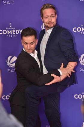 Comedian Özcan Cosar und Bastian Bielendorfer , l-r, kommt zur Verleihung des Deutschen Comedypreises 2020