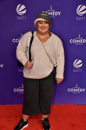 Influencerin Selfiesandra kommt zur Verleihung des Deutschen Comedypreises 2020
