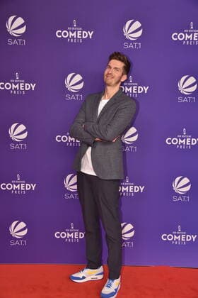 Comedian Simon Stäblein kommt zur Verleihung des Deutschen Comedypreises 2020