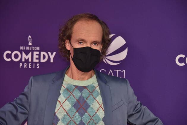 Olaf Schubert kommt mit Maske zur Verleihung des Deutschen Comedypreises 2020