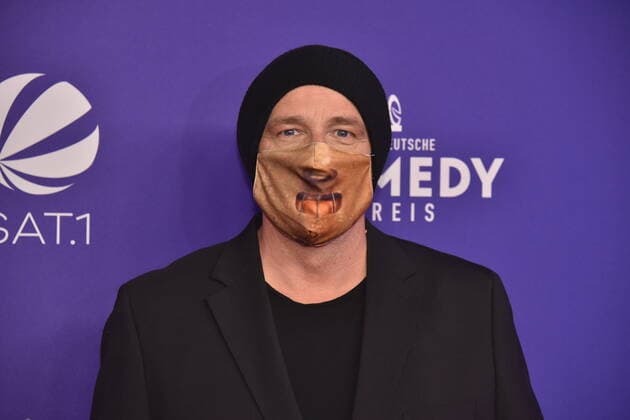 Torsten Sträter kommt mit Maske zur Verleihung des Deutschen Comedypreises 2020