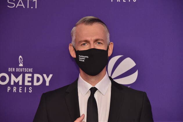 Sebastian Puffpaff kommt mit Maske zur Verleihung des Deutschen Comedypreises 2020