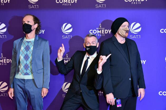 Olaf Schubert, Sebastian Puffpaff und Torsten Sträter , l-r, kommt mit Maske zur Verleihung des Deutschen Comedypreises 2020