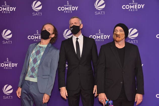 Olaf Schubert, Sebastian Puffpaff und Torsten Sträter , l-r, kommt mit Maske zur Verleihung des Deutschen Comedypreises 2020