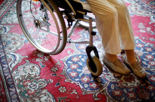 Düsseldorf, Deutschland, 06.09.2020 97 jährige Seniorin sitzt in einem Rollstuhl