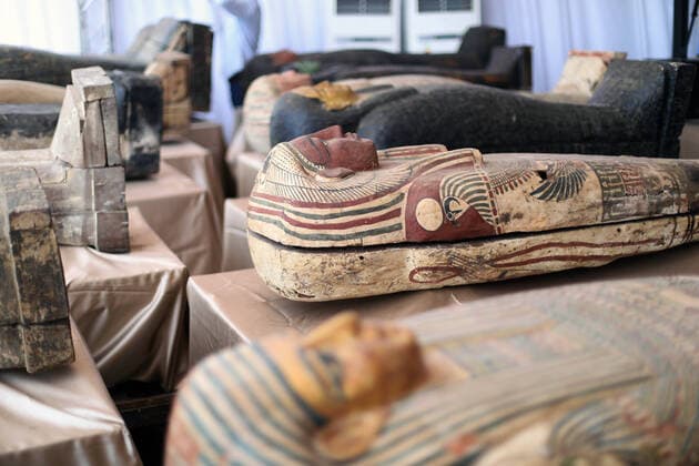 Bilder des Jahres 2020, News 10 Oktober News Themen der Woche KW40 News Bilder des Tages (201003) -- GIZA, Oct. 3, 2020 -- Photo taken on Oct. 3, 2020 shows the newly-discovered ancient coffins in the Saqqara necropolis, Giza province, Egypt. Egyptian Tourism and Antiquities Ministry on Saturday unveiled 59 newly-discovered well-preserved ancient coffins in Giza Province near the capital Cairo. ) EGYPT-GIZA-ANCIENT WOODEN COFFINS-DISCOVERY AhmedxGomaa 