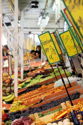 Bornheimer Wochenmarkt - Corona - Verbreitung des Coronavirus - Corona Infektion - Coronakrise - Maskenpflicht - COVID-19 - SARS-CoV-2 - Corona-Krise - Corona-Pandemie - Virus - Viren - Coronaeinschränkungen - Angst vor dem Coronavirus - Schutz vor dem Coronavirus - Sichtbare Corona-Maßnahme - Frankfurt am Main, Deutschland, DEU, GER, 19.08.2020 - Frankfurt-Bornheim Ostend: Strenge Coronaregeln auf dem Wochenmarkt in der Berger Straße. Der Bauernmarkt findet zweimal wöchentlich im Freien mit Lebensmitteln, Imbissen und Kunst statt. Obst- und Gemüsestand mit großem Warenangebot: *** Bornheim weekly market Corona spread of the coronavirus Corona infection Corona crisis Corona mask obligation COVID 19 SARS CoV 2 Corona crisis Corona p