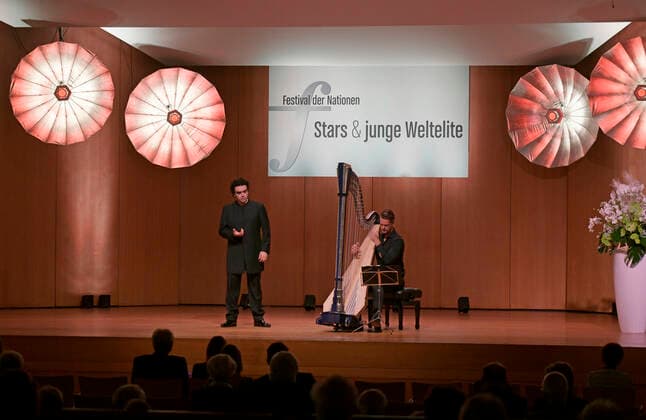03.10.2020, Klassikfestival Bad Wörishofen, Festival der Nationen 2020 im Kurhaus Bad Wörishofen im Allgäu, Gala-Konzert mit Rolando Villazon, Tenor mit Xavier de Maistre, an der Harfe. 03.10.2020, Klassikfestival Bad Wörishofen 03.10.2020, Klassikfestival Bad Wörishofen