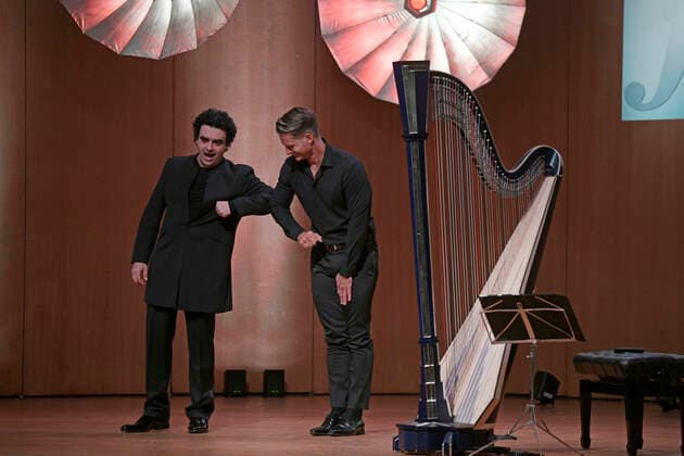03.10.2020, Klassikfestival Bad Wörishofen, Festival der Nationen 2020 im Kurhaus Bad Wörishofen im Allgäu, Gala-Konzert mit Rolando Villazon, Tenor mit Xavier de Maistre, an der Harfe. Corona-Gruß nach dem Konzert. 03.10.2020, Klassikfestival Bad Wörishofen 03.10.2020, Klassikfestival Bad Wörishofen