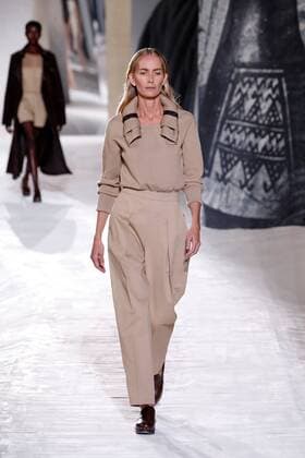 (201003) -- PARIS, Oct. 3, 2020 -- A model presents a creation by HERMES during the Paris Fashion Week s Women Spring Summer 2021 ready-to-wear fashion show in Paris, France, on Oct. 3, 2020. (Photo by Xinhua) FRANCE-PARIS-FASHION WEEK-HERMES PieroxBiasion 