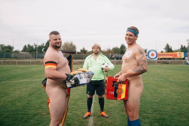 Bilder des Jahres 2020, Entertainment 10 Oktober Entertainment Themen der Woche KW40 News Bilder des Tages NakedFussball Länderspiel DDR - BRD Übergabe der Gastgeschenke waehrend der Aktion von Filmregisseur Gerrit Starczewski nakedFussball für mehr Tradition und Herz - Statt Seelenverkauf und Kommerz im Fussball mit dem Länderspiel und den NACKTionalmannschaften der DDR - BRD (Revanche für 1974) auf dem Sportplatz SV Reinsdorf am 3. October 2020 in Reinsdorf, Sachsen Anhalt, Germany *** NakedFootball international match GDR FRG Handing over of the guest gifts during the action of film director Gerrit Starczewski nakedFootball for more tradition and heart Instead of selling souls and commerce in football with the international match and the Naked national teams of the GDR FRG Revenge for 1974 on the sports field SV Reinsdorf on 3 October 20
