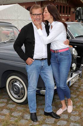 Bilder des Jahres 2020, Entertainment 10 Oktober Entertainment Themen der Woche KW40 Entertainment Bilder des Tages Jan Hofer mit Ehefrau Phong Lan Hofer bei der Ankunft der 7. Hamburg Car Classics Rallye in der Ballinstadt. Hamburg, 03.10.2020 *** Jan Hofer with his wife Phong Lan Hofer at the arrival of the 7 Hamburg Car Classics Rallye in the Ballinstadt Hamburg, 03 10 2020 Foto:xgbrcix xFuturexImage