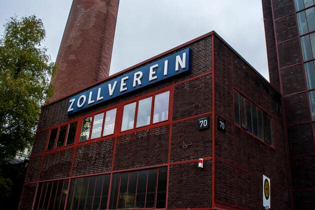 Die Zeche Zollverein, auch Eiffelturm des Ruhrgebietes genannt, war ein von 1851 bis 1986 aktives Steinkohlebergwerk in Essen. Sie ist heute ein Architektur- und Industriedenkmal. Zeche Zollverein *** The Zeche Zollverein, also known as the Eiffel Tower of the Ruhr area, was a coal mine in Essen which was active from 1851 to 1986 It is now an architectural and industrial monument Zeche Zollverein