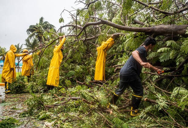 Bilder des Jahres 2020, News 10 Oktober News Themen der Woche KW40 News Bilder des Tages (201004) -- CANCUN, Oct. 4, 2020 -- Workers remove a fallen tree caused by Tropical Storm Gamma in Cancun, Quintana Roo state, Mexico on Oct. 3, 2020. Tropical Storm Gamma hit the coast of Mexico s Yucatan Peninsula on Saturday. (Photo by Xinhua) MEXICO-YUCATAN-CANCUN-GAMMA-TROPICAL STORM RodolfoxFlores 