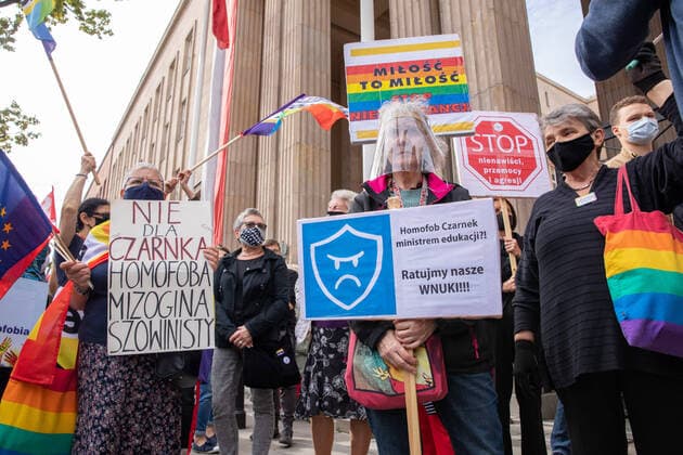 Bilder des Jahres 2020, News 10 Oktober News Themen der Woche KW40 News Bilder des Tages October 4, 2020, Warsaw, Poland: October 04, 2020, Warsaw, Poland: LGBT community protest at the Ministry of National Education regarding the appointment of Minister Przemyslaw Czarnek, who in his speeches openly condemns LGBT people, comparing them to the Nazis and calling them ideology. Moreover, he considers them to be people who begin to destroy the basic fabric of society, which is normality and family..In the photo: Warsaw Poland - ZUMAb213 20201004_zip_b213_015 Copyright: xGrzegorzxBanaszakx
