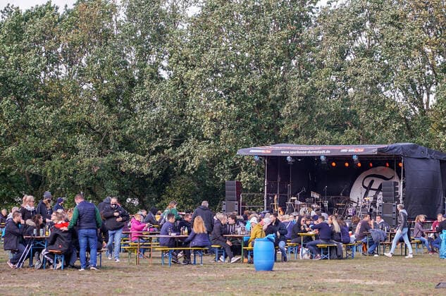 400 Besucher waren beim größten Konzert während Corona in Südhessen erlaubt und anwesend - 04.10.2020: Kerwekonzert am Steinrodsee