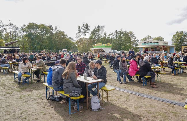 400 Besucher freuen sich über das Konzert - 04.10.2020: Kerwekonzert am Steinrodsee
