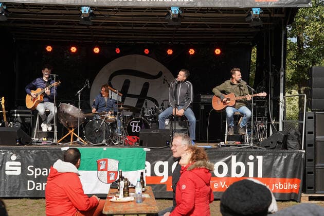 400 Besucher freuen sich über das Konzert der Band Pfund - 04.10.2020: Kerwekonzert am Steinrodsee