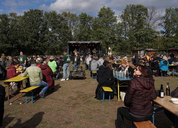 400 Besucher freuen sich über das Konzert der Band Pfund - 04.10.2020: Kerwekonzert am Steinrodsee