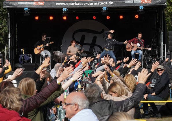 400 Besucher freuen sich über das Konzert der Band Pfund - 04.10.2020: Kerwekonzert am Steinrodsee
