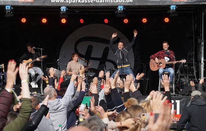 400 Besucher freuen sich über das Konzert der Band Pfund - 04.10.2020: Kerwekonzert am Steinrodsee