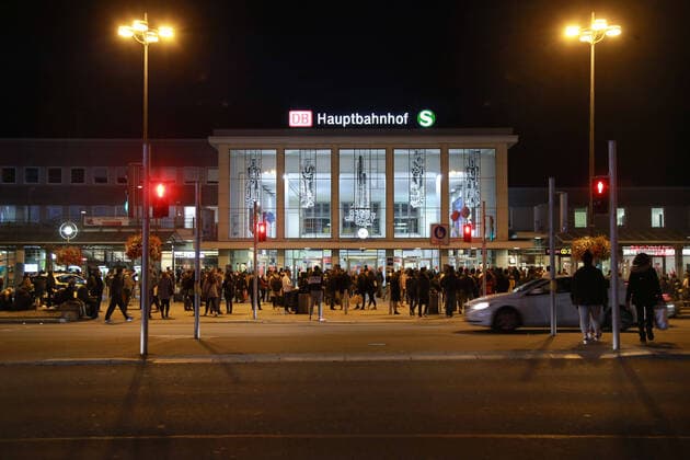 Bilder des Jahres 2020, News 10 Oktober News Bilder des Tages 04.10. 2020 Dortmund, Der Dortmunder Hauptbahnhof ist seit mehreren Stunden gesperrt. Ein herrenloser Rucksack wurde aufgefunden. Der Zugverkehr ist eingestellt, die Fernzüge werden umgeleitet. Die Polizei bewacht die Eingänge zum Bahnhof. Das Gebäude ist geräumt. Das Gelände ist geräumt. Polizei und Rettungskräfte sind vor Ort. *** 04 10 2020 Dortmund, Dortmund central station has been closed for several hours An unattended backpack has been found Train traffic has been stopped, long-distance trains are being diverted The police are guarding the entrances to the station The building has been cleared The area has been cleared The police and rescue services are on the scene