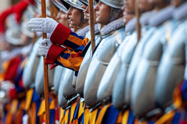 NO FRANCE - NO SWITZERLAND: October 4, 2020 : A Vatican Swiss Guard recruit swears in during a ceremony at the San Damaso courtyard at the Vatican.  Copyright: x MASSIMILIANOxMIGLIORATO CPPx x xCatholicxPressxPhotox