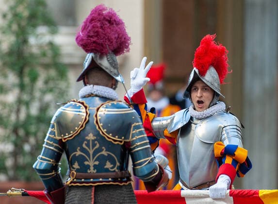 NO FRANCE - NO SWITZERLAND: October 4, 2020 : A Vatican Swiss Guard recruit swears in during a ceremony at the San Damaso courtyard at the Vatican.  Copyright: x MASSIMILIANOxMIGLIORATO CPPx x xCatholicxPressxPhotox