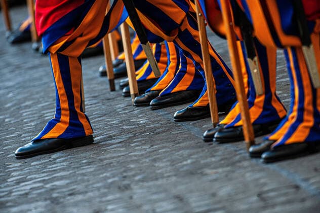 NO FRANCE - NO SWITZERLAND: October 4, 2020 : A Vatican Swiss Guard recruit swears in during a ceremony at the San Damaso courtyard at the Vatican.  Copyright: x MASSIMILIANOxMIGLIORATO CPPx x xCatholicxPressxPhotox