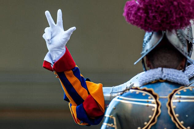 NO FRANCE - NO SWITZERLAND: October 4, 2020 : A Vatican Swiss Guard recruit swears in during a ceremony at the San Damaso courtyard at the Vatican.  Copyright: x MASSIMILIANOxMIGLIORATO CPPx x xCatholicxPressxPhotox