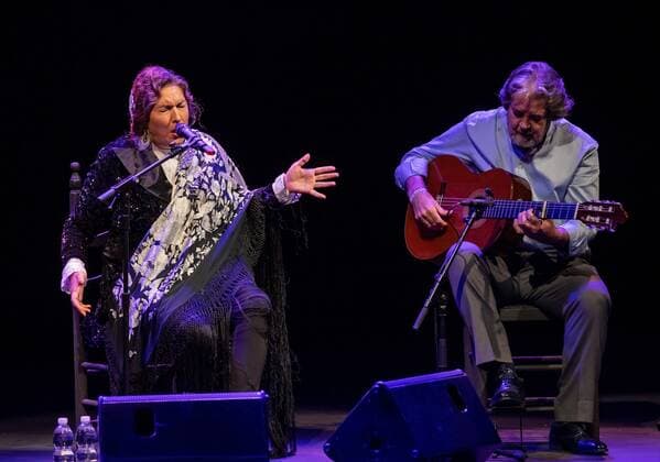 Spanish Flamenco dancer singer Estrella Morente (L) performs accompanied by guitarist Rafael Riqueni within the closing of the Flamenco Biennial in Seville, southern Spain, 04 October 2020. Flamenco Biennial in Sevilla comes to an end !ACHTUNG: NUR REDAKTIONELLE NUTZUNG!  Copyright: xJulioxMunozx GRAF5303 20201004-637374470865040489