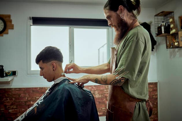 IMAGO Creative: Neue Aussichten A hairdresser working with a knife on a client Jaén, AL, Spain CR_NNSU201001-516719-01 ,model released, Symbolfoto ,property released