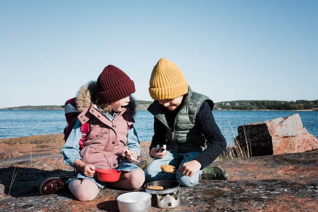 IMAGO Creative: Landleben - Essen siblings hiking cooking food on a travel cooker on a sunny day Äland, Västernorrland County, Sweden CR_RABE200930-511222-01 ,model released, Symbolfoto