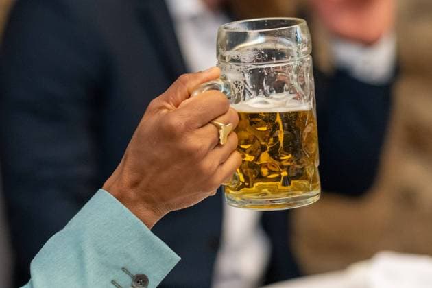 Bier in einem Bierglas Gesellschaft, Deutschland, Ein Glas frisch gezapftes Bier. *nur redaktionelle Nutzung* *** Bier in einem Bierglas Gesellschaft, Germany, A glass of freshly tapped beer editorial use only