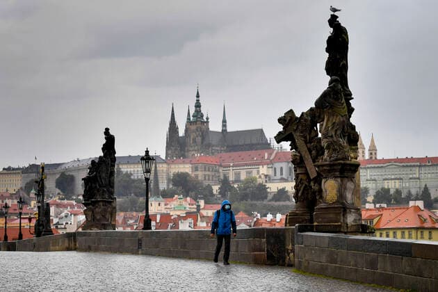 News Bilder des Tages Whole Czech Republic an a risk area in terms of its epidemiological situation. Tourist with face mask is crossing empty Charles Bridge in Prague, Czech Republic, October 5, 2020. (CTKxPhoto VitxSimanek) CTKPhotoP202010050614501 VIS 001