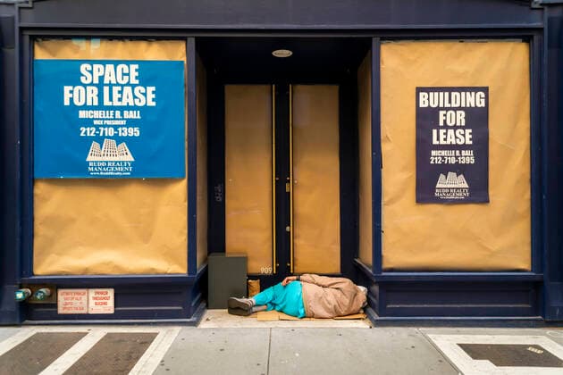 Bilder des Jahres 2020, News 10 Oktober Homeless individual in New York A homeless individual sleeps in front of a vacant storefront in New York on Sunday, October 4, 2020. (  RichardxB.xLevine