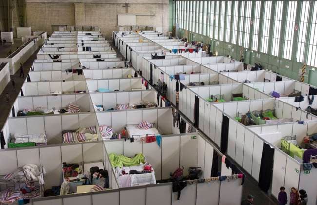 Notunterkunft fuer Fluechtlinge im ehemaligen Flughafen Tempelhof Provisorische Zimmer mit Betten sind in einer Notunterkuenft fuer Fluechtlinge am 09.12.2015 in ehemaligen Hangar des Flughafen Tempelhof aufgebaut. Der Flughafen Tempelhof dient der Stadt Berlin als Notunterkunft fuer Fluechtlinge. Berlin Berlin Deutschland *** Emergency accommodation for refugees in the former Tempelhof Airport Temporary rooms with beds are set up in an emergency accommodation for refugees on 09 12 2015 in the former hangar of Tempelhof Airport Tempelhof Airport serves the city of Berlin as emergency accommodation for refugees Berlin Berlin Germany