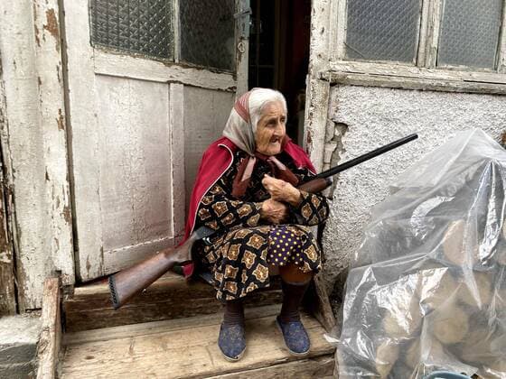 Bilder des Jahres 2020, News 10 Oktober News Themen der Woche KW41 News Bilder des Tages An old woman with her shotgun at the door of her house in Stepanakert, the capital of the self-proclaimed Republic of Nagorno Karabakh (RNK), which woke up today, one more day, under fire from Azerbaijani artillery, in Stepanakert, Azerbaijan, 04 October 2020. Armed clashes erupted on 27 September 2020 in the simmering territorial conflict between Azerbaijan and Armenia over the Nagorno-Karabakh territory along the contact line of the self-proclaimed Nagorno-Karabakh Republic (also known as Artsakh). Azerbaijan and Armenia in armed conflict over Nagorno-Karabakh region !ACHTUNG: NUR REDAKTIONELLE NUTZUNG!  Copyright: xPabloxGonzalezx GRAF5256 20201005-637375252101600823