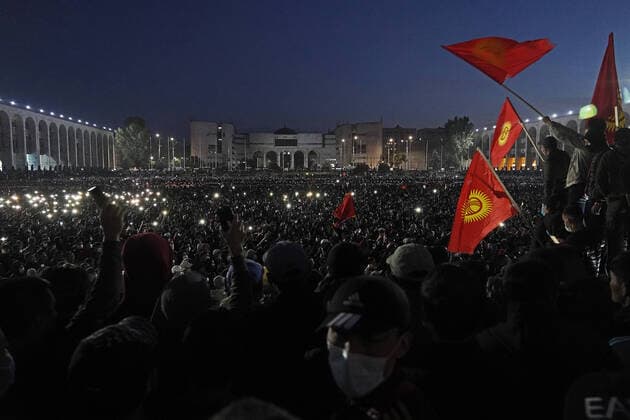 Bilder des Jahres 2020, News 10 Oktober News Themen der Woche KW41 News Bilder des Tages BISHKEK, KYRGYZSTAN - OCTOBER 5, 2020: A rally against the results of the 2020 Kyrgyz parliamentary election takes place in central Bishkek. Protesters deny the legitimacy of the election results, claiming the winning parties resorted to mass bribery of voters, and the authorities abused state resources during the pre-election period. Abylai Saralayev TASS  TS0E9DF2