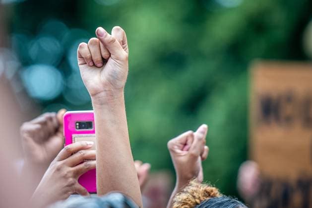 IMAGO Creative: Pride Month 2022, Aktivismus IMAGO Creative, Mainstream-Aktivismus Protesters Holding up their Fists in front of the White House at Black Lives Matter Protest in DC Washington DC USA Copyright: xEdwinxRemsbergx ERE-remsberg_20060520655