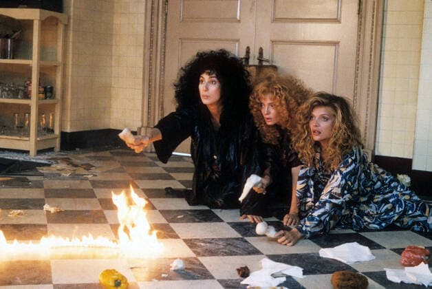 Archivbilder der Woche KW41 THE WITCHES OF EASTWICK CHER, SUSAN SARANDON, MICHELLE PFEIFFER Date: 1987. Strictly editorial use only in conjunction with the promotion of the film. Credit line mandatory. This image is copyright of the film company and is supplied under the terms of issue as film still. No commercial or book cover use permitted without prior consent from the film company.  Mandatory credit line: Image courtesy Ronald Grant Archive Mary Evans