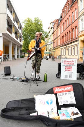 Kiddo Kat spielt ein Straßenkonzert im Rahmen ihrer Street Gig Tour während der Corona-Pandemie in der Limmerstraße. Hannover, 05.10.2020