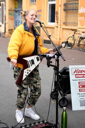 Kiddo Kat spielt ein Straßenkonzert im Rahmen ihrer Street Gig Tour während der Corona-Pandemie in der Limmerstraße. Hannover, 05.10.2020