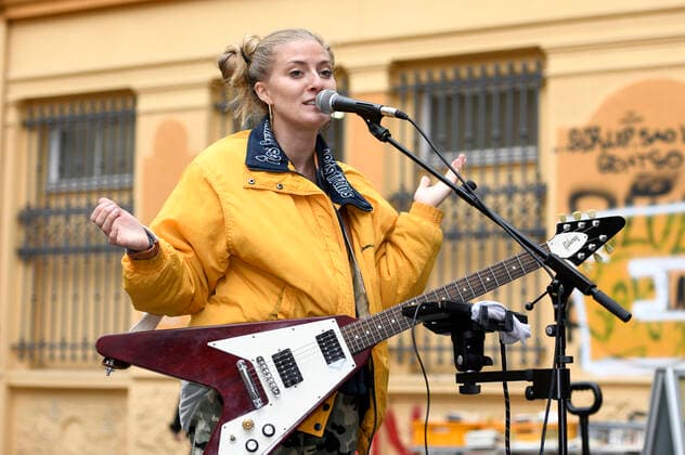 Entertainment Bilder des Tages Kiddo Kat spielt ein Straßenkonzert im Rahmen ihrer Street Gig Tour während der Corona-Pandemie in der Limmerstraße. Hannover, 05.10.2020